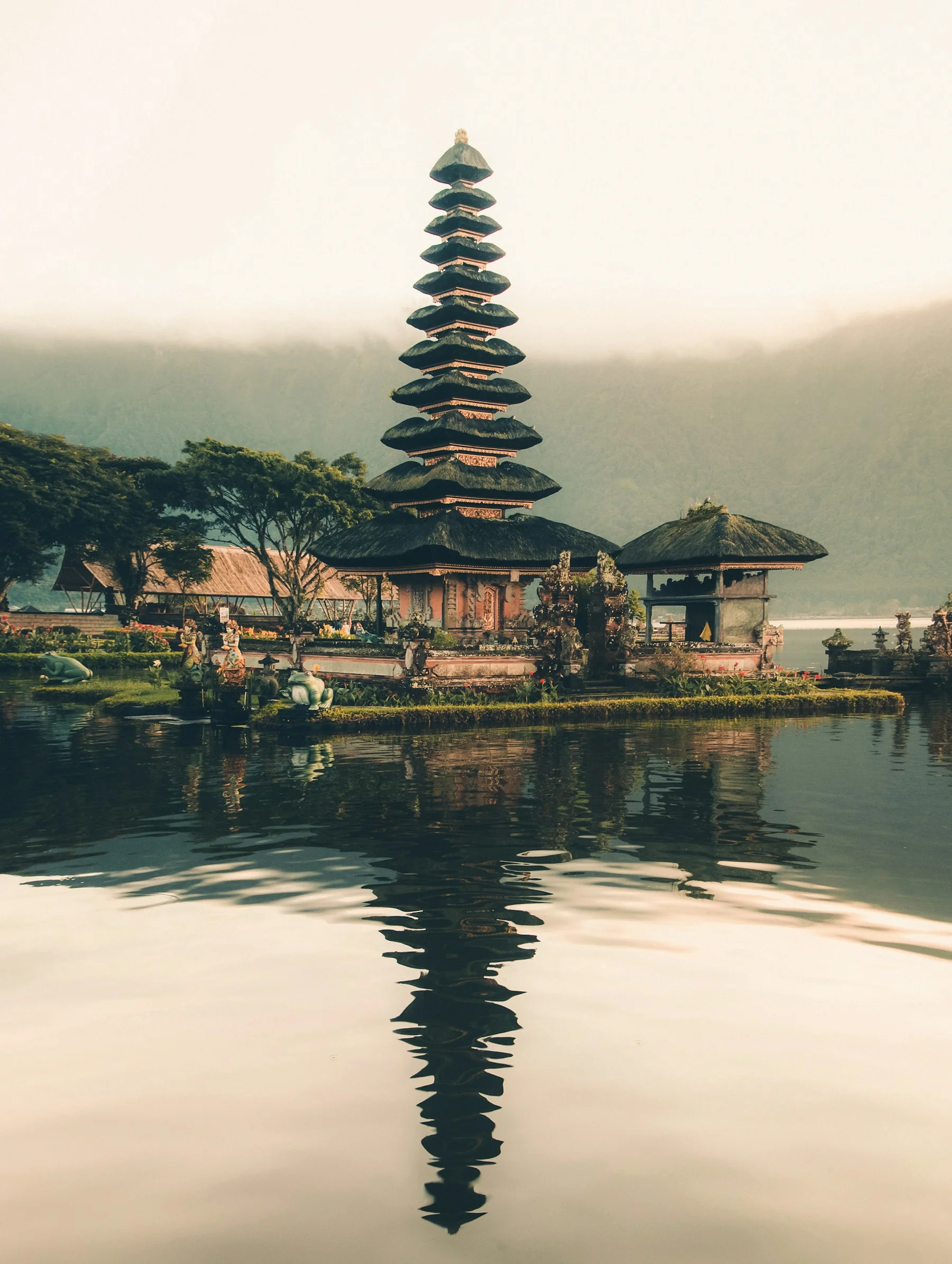 Tempio balinese tra il verde