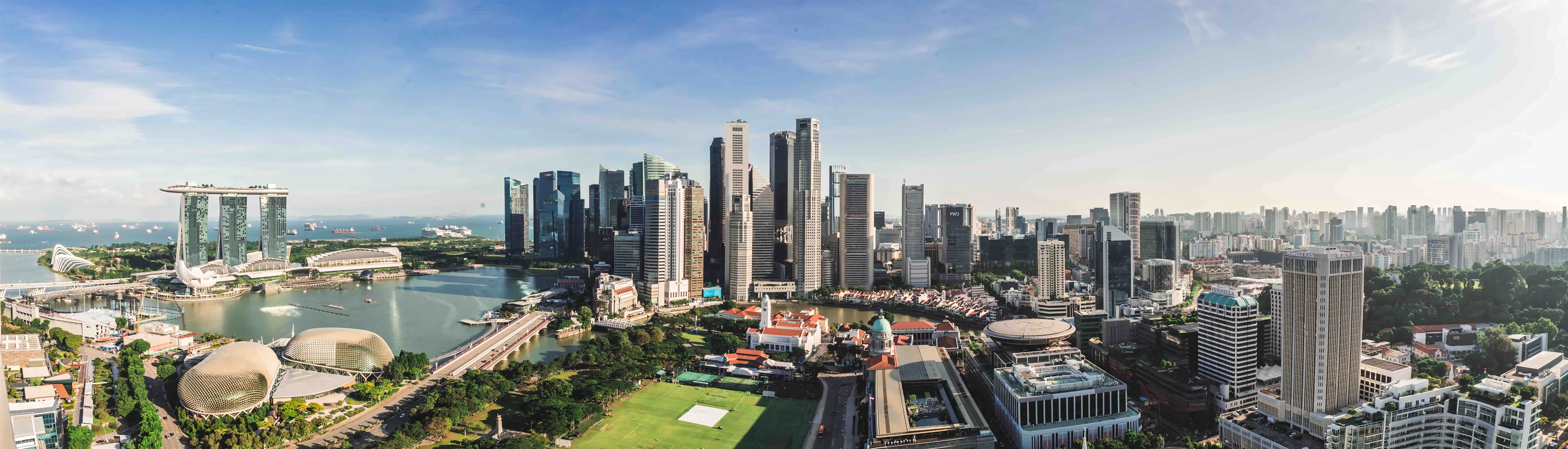 Veduta di Marina Bay a Singapore, con la baia e lo skyline