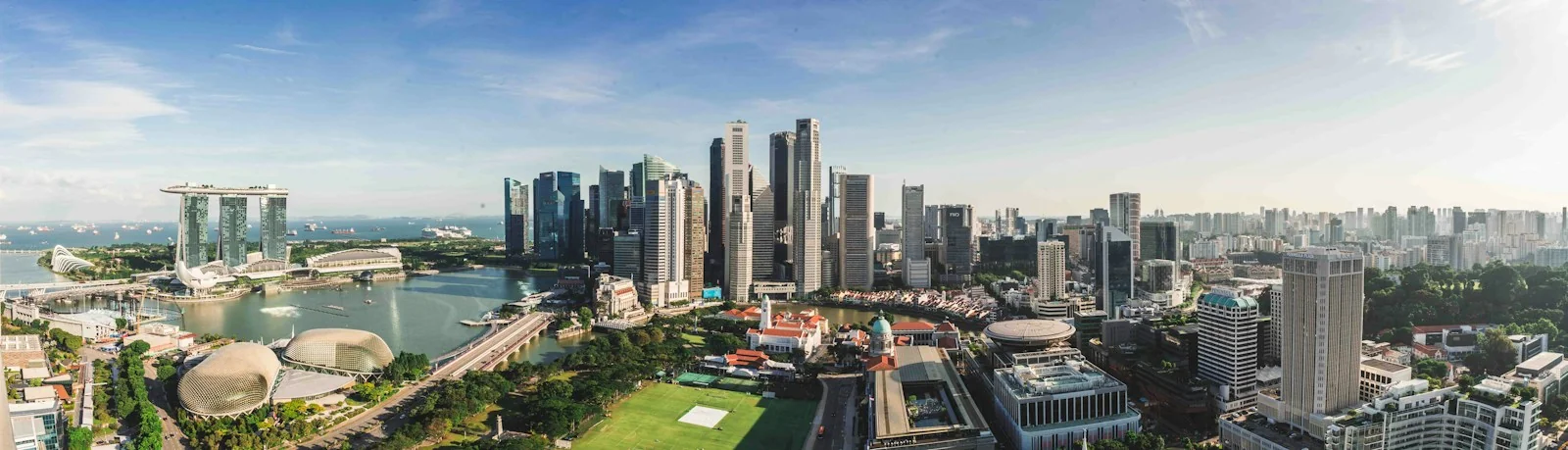 Veduta di Marina Bay a Singapore con la baia e lo skyline
